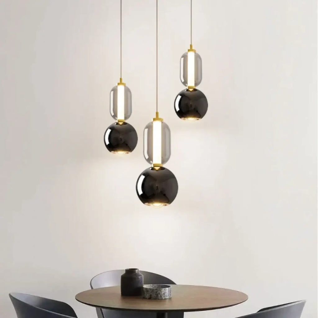 Suspension globe en verre opalin blanc, monture noire ou blanche