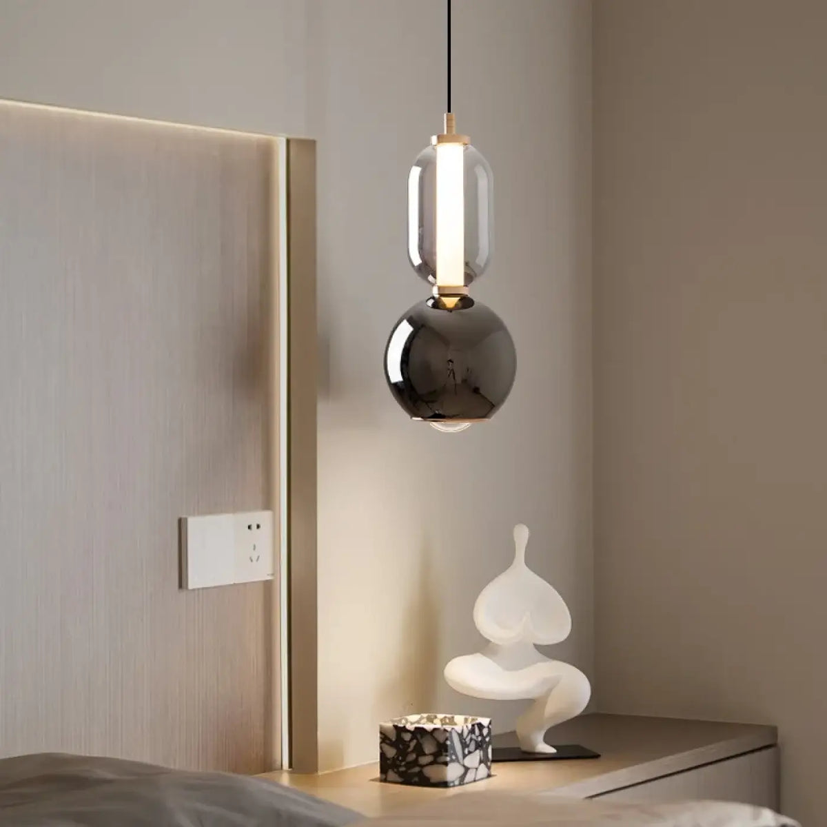 Suspension globe en verre opalin blanc, monture noire ou blanche