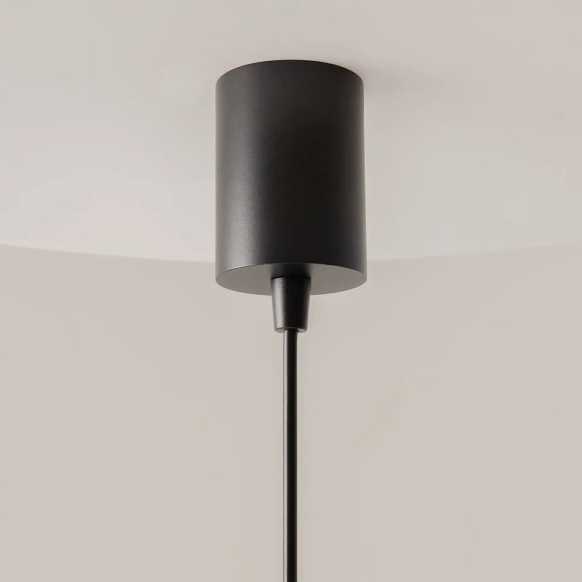 Suspension petit cylindre strié en métal, noir ou blanc