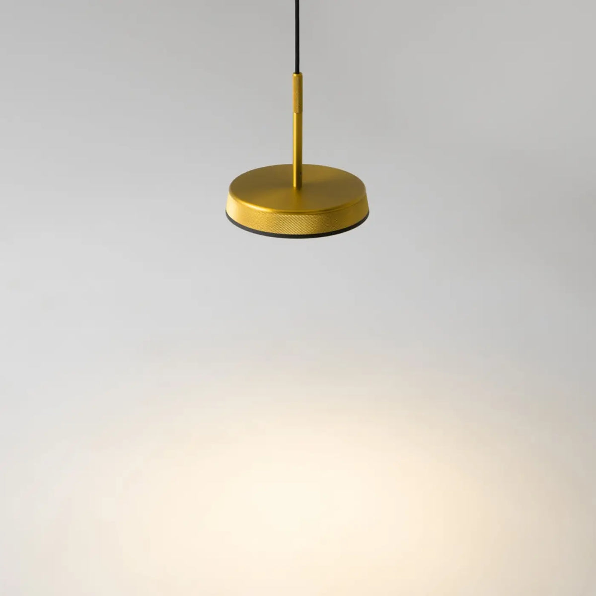 Suspension LED coupole en aluminium, noir, blanc ou marron
