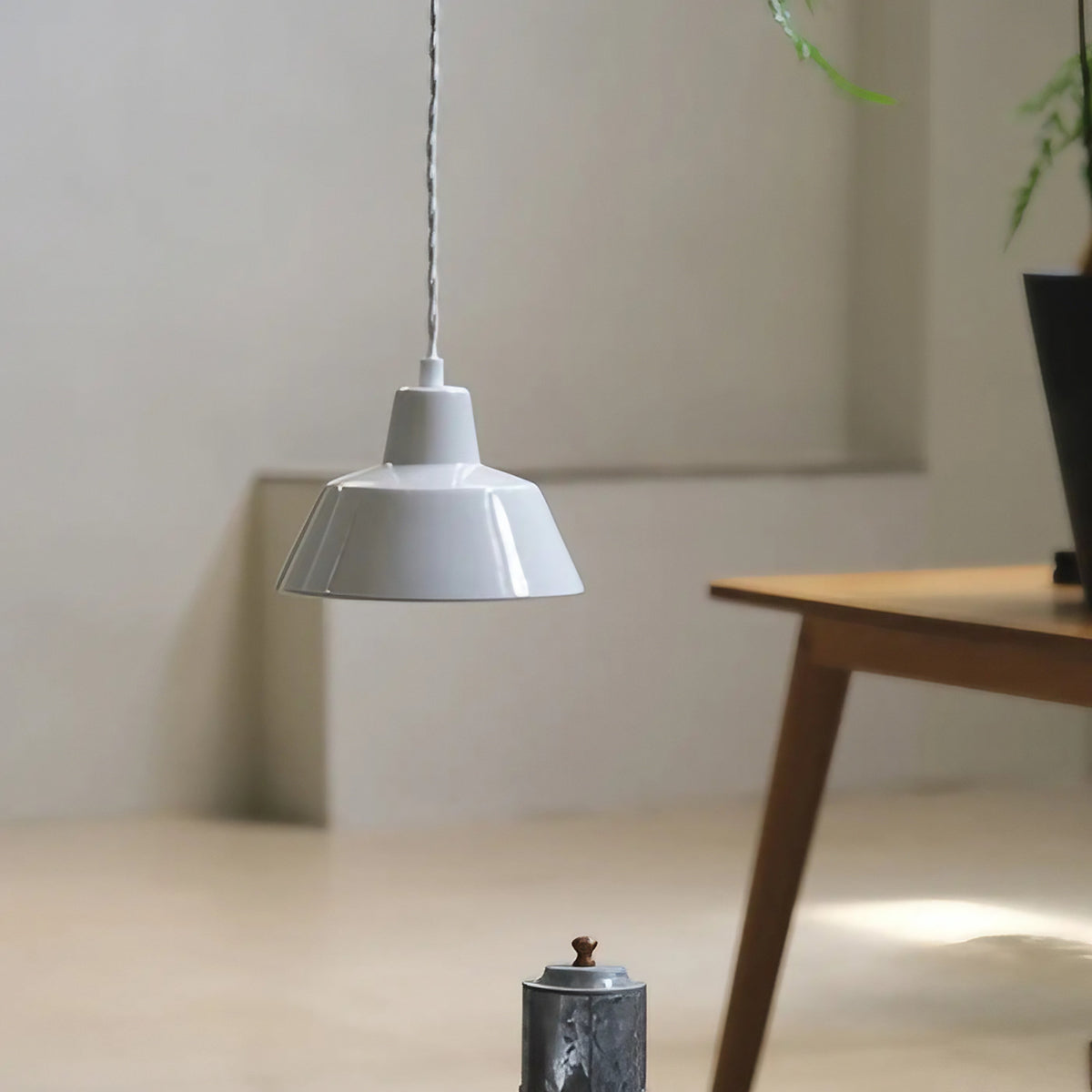 Suspension en céramique esprit atelier, coloris noir ou blanc