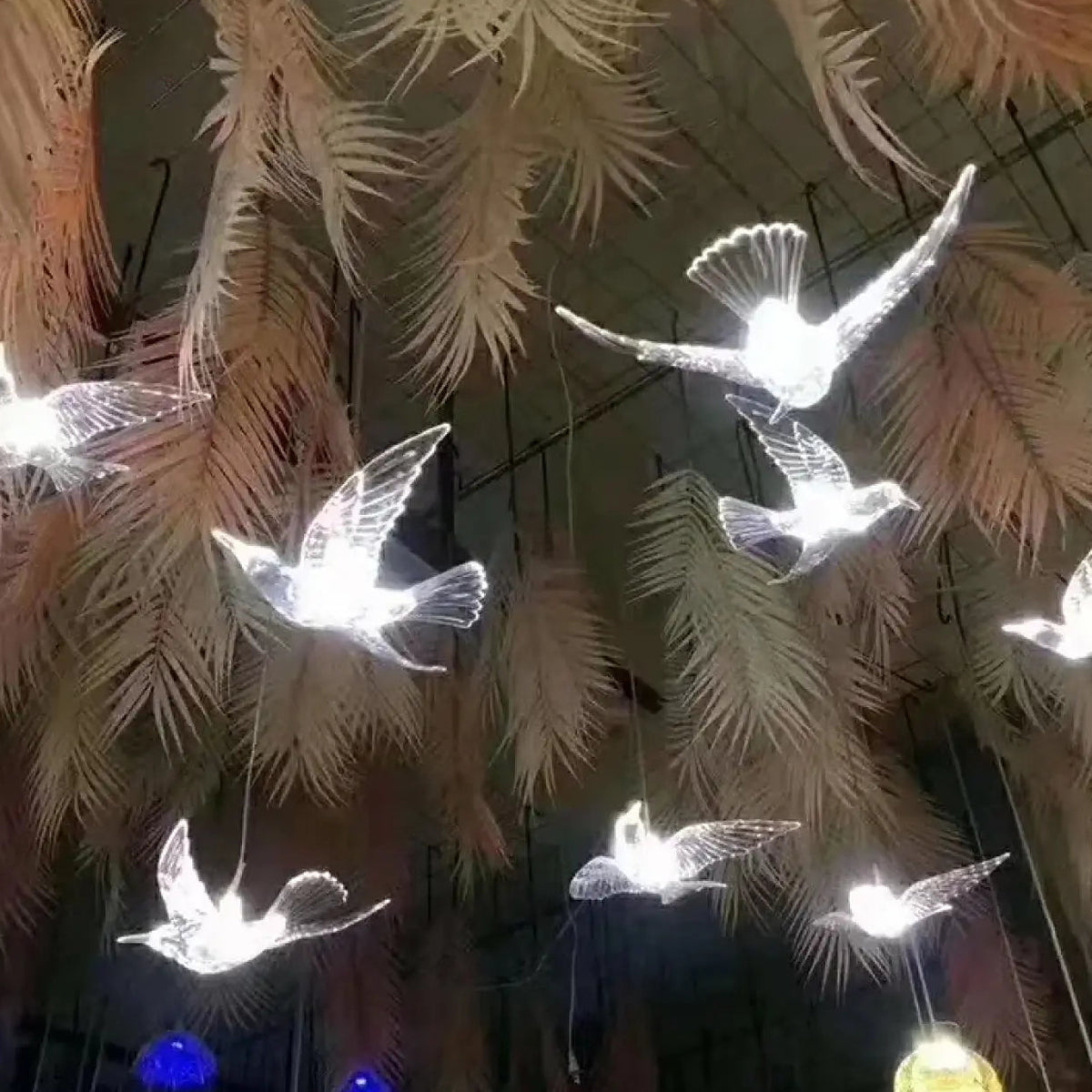 Suspension oiseaux en vol, silhouettes claires et lumineuses