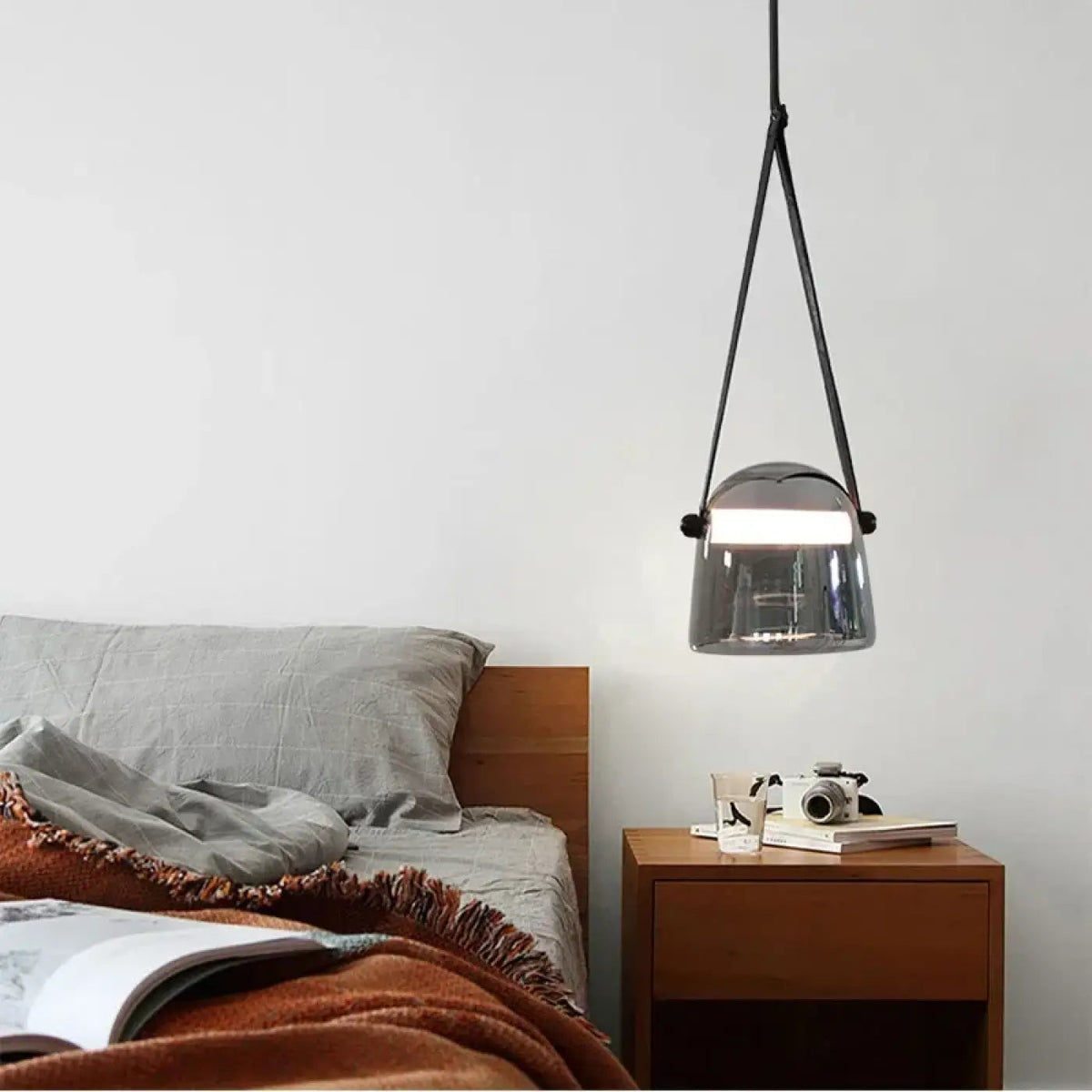 Suspension en verre fumé tenue par des sangles en cuir, quatre coloris, gris
