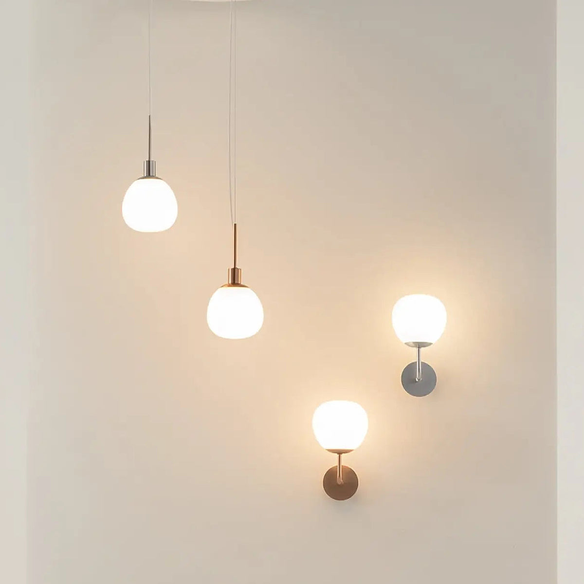 Suspension globe en verre opalin, monture argentée ou cuivre