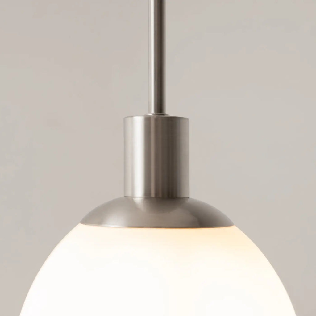 Suspension globe en verre opalin, monture argentée ou cuivre