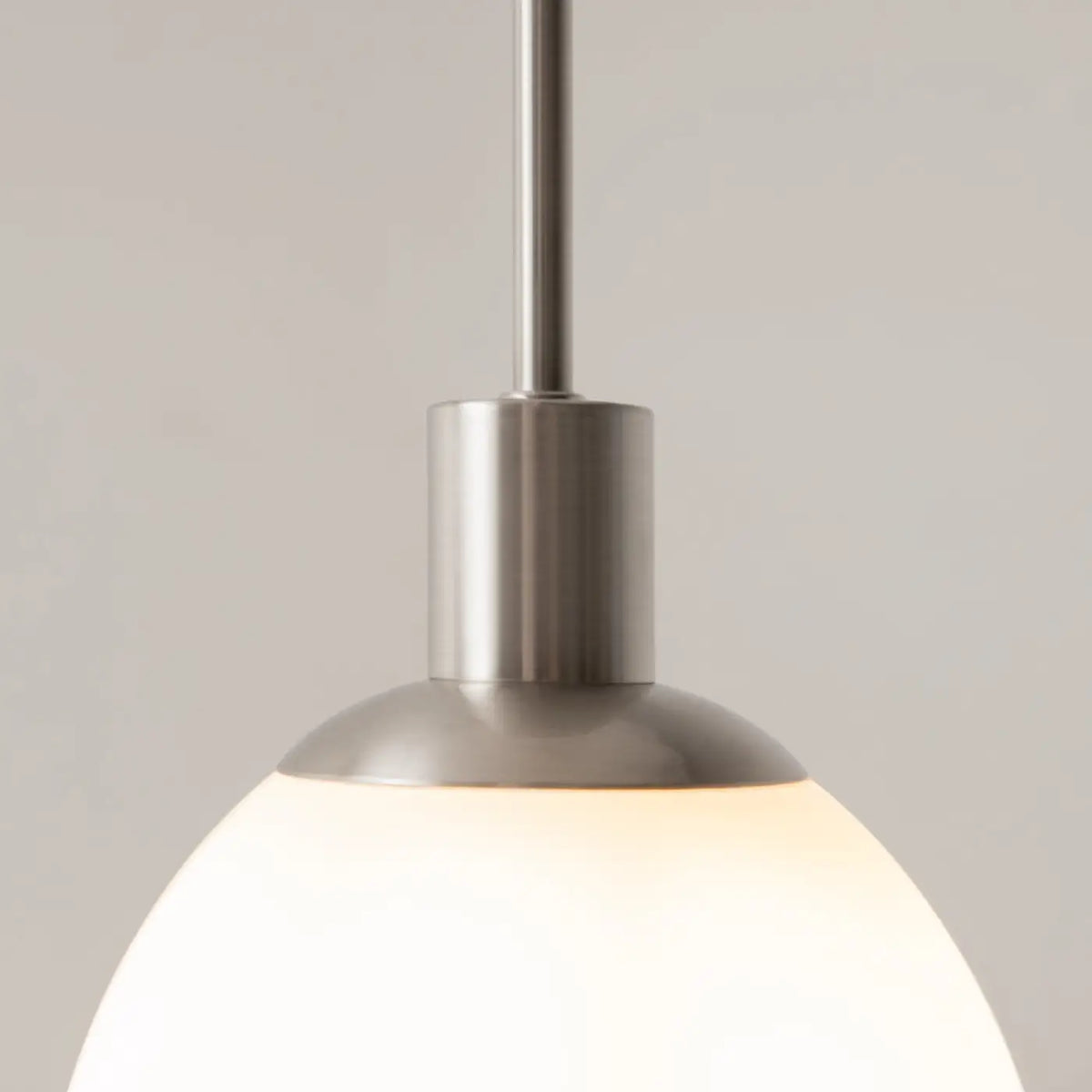 Suspension globe en verre opalin, monture argentée ou cuivre