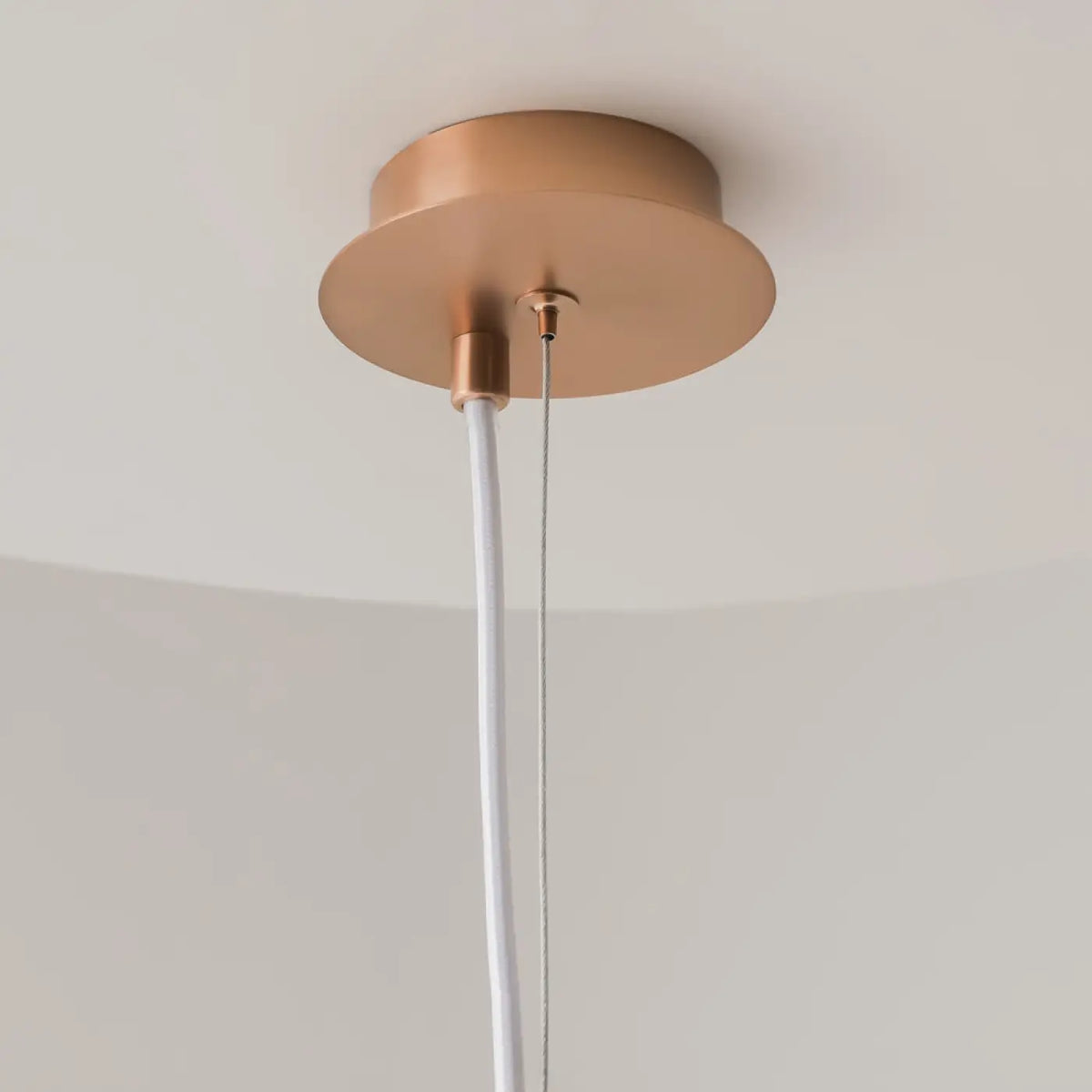Suspension globe en verre opalin, monture argentée ou cuivre