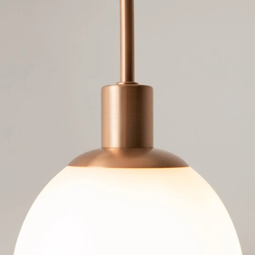 Suspension globe en verre opalin, monture argentée ou cuivre