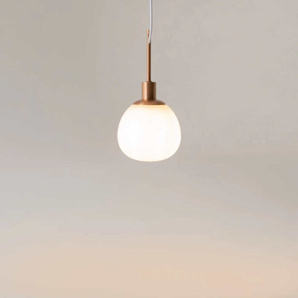 Suspension globe en verre opalin, monture argentée ou cuivre