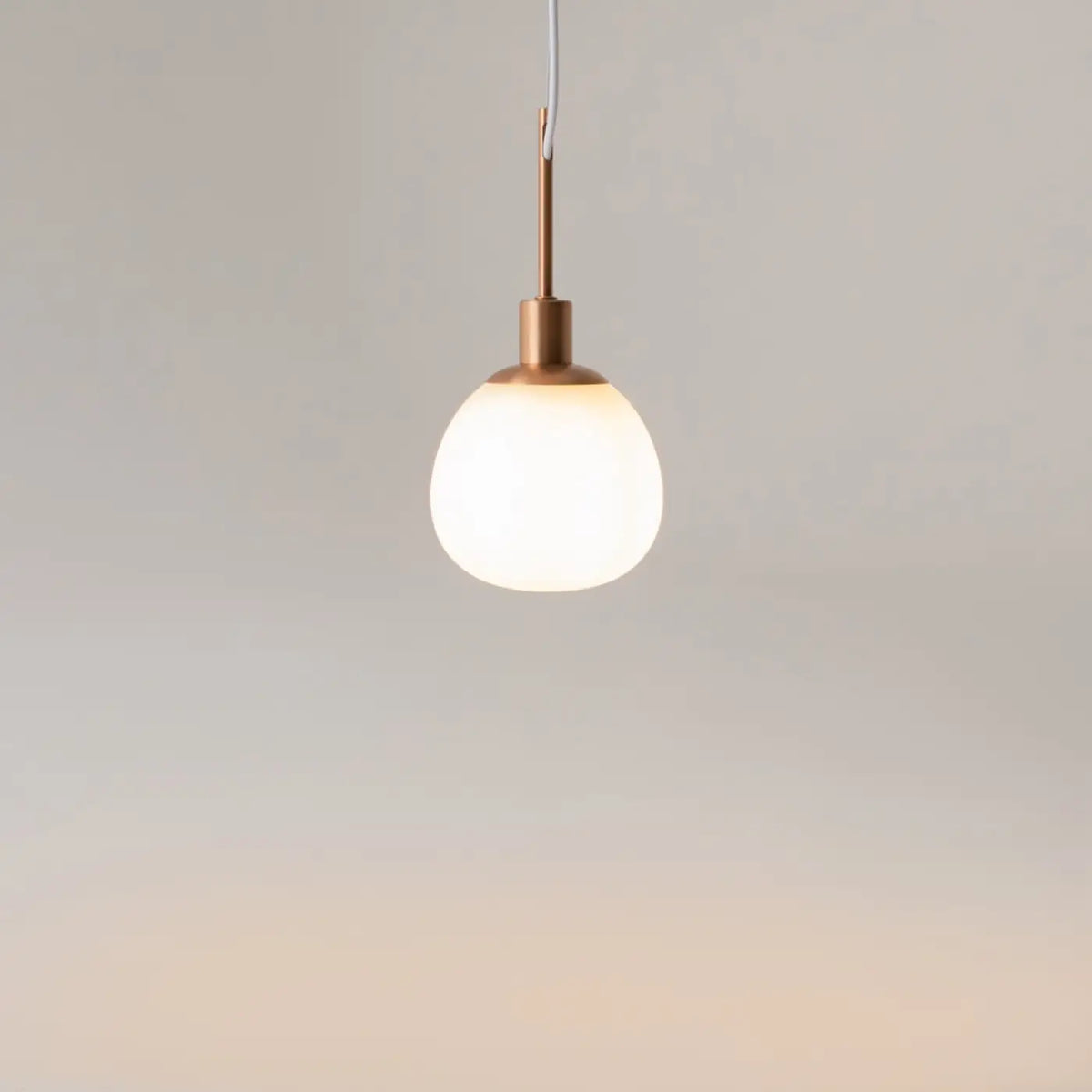 Suspension globe en verre opalin, monture argentée ou cuivre