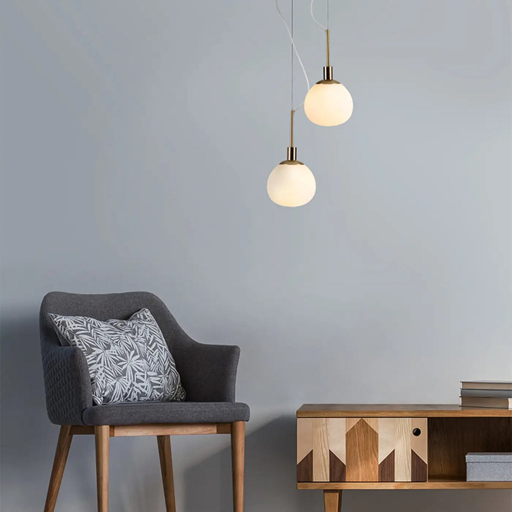 Suspension globe en verre opalin, monture argentée ou cuivre