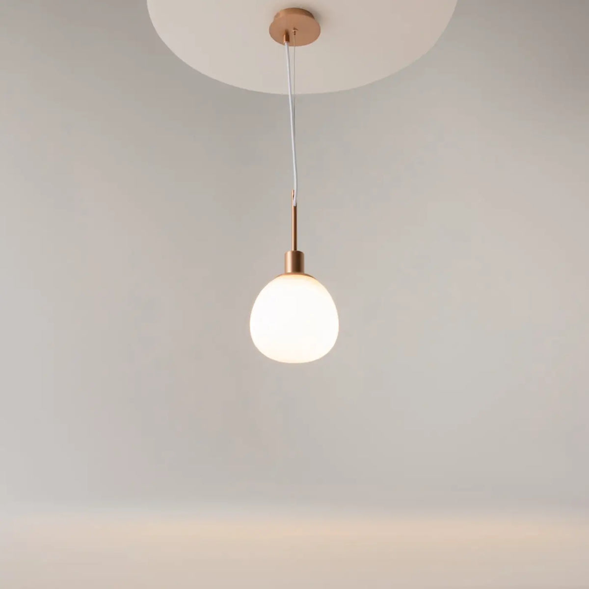 Suspension globe en verre opalin, monture argentée ou cuivre, cuivre