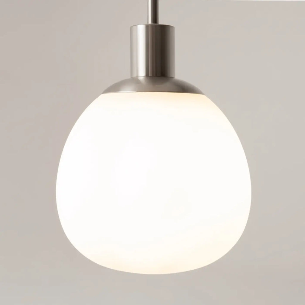 Suspension globe en verre opalin, monture argentée ou cuivre