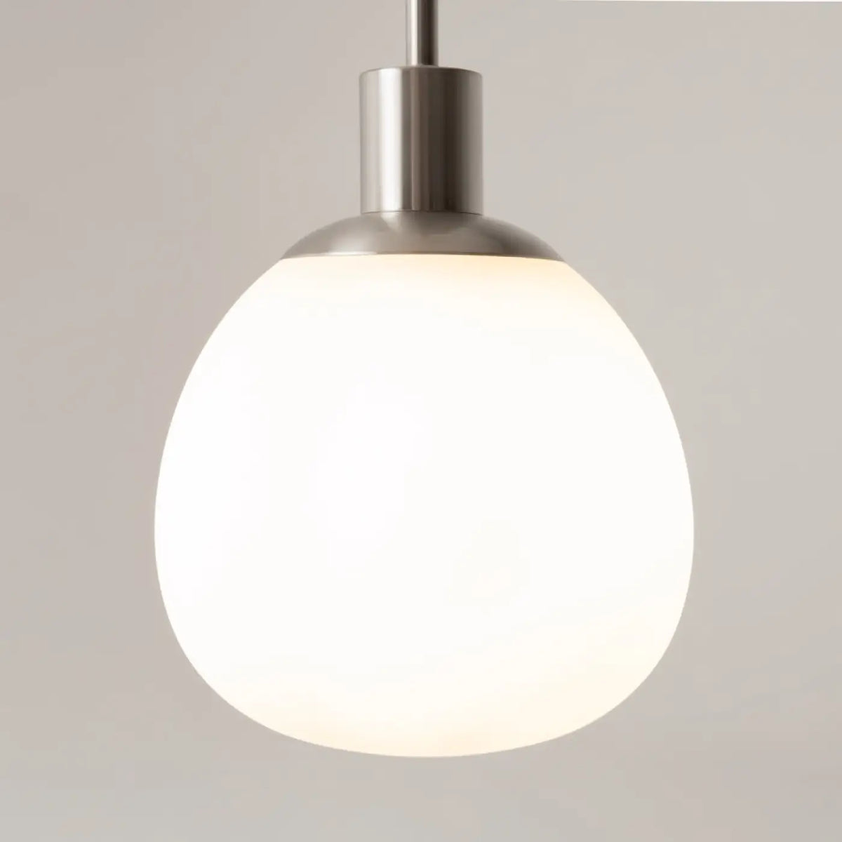 Suspension globe en verre opalin, monture argentée ou cuivre