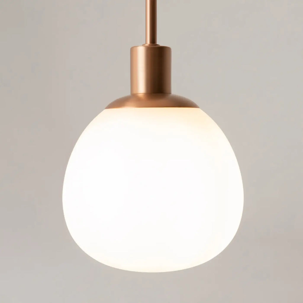 Suspension globe en verre opalin, monture argentée ou cuivre