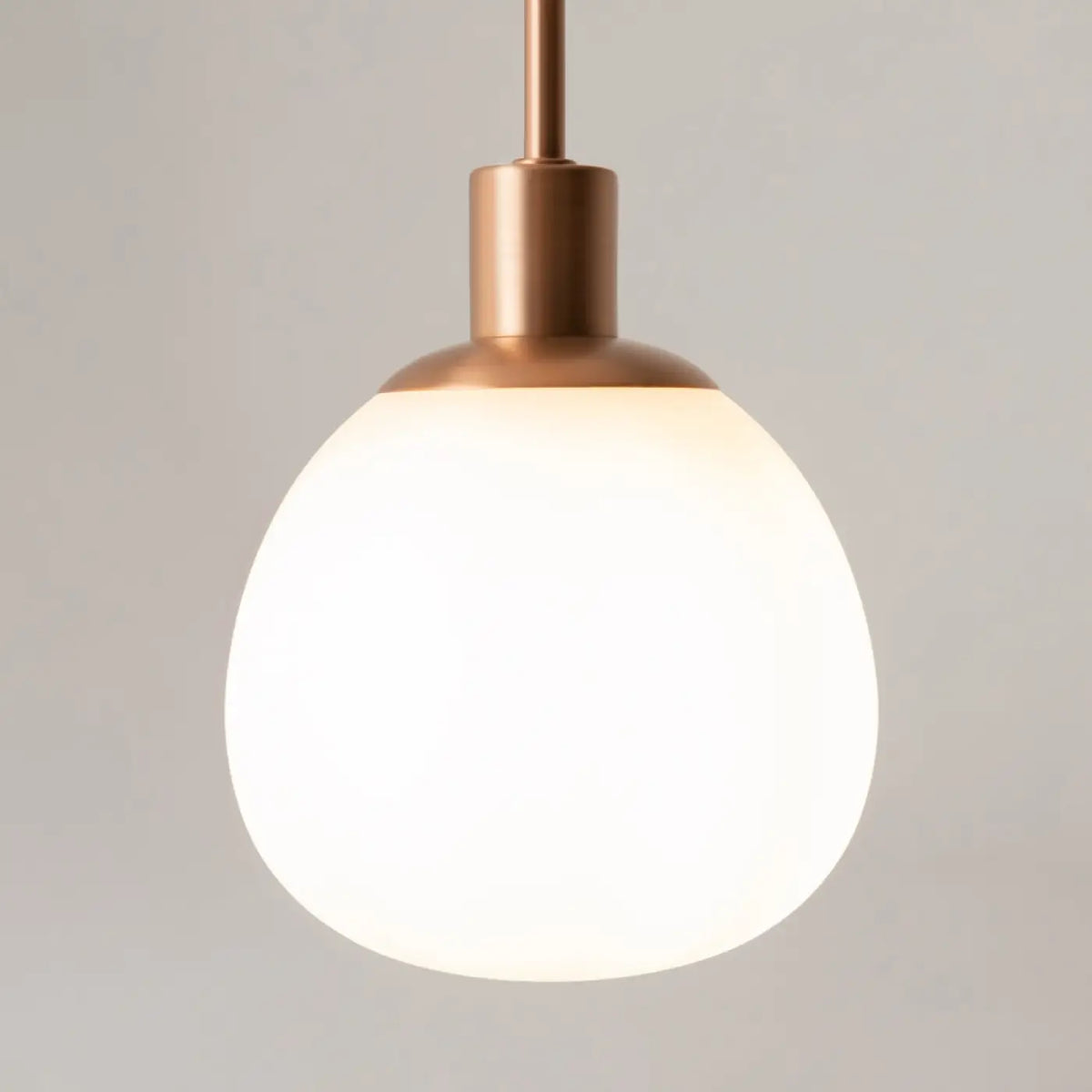 Suspension globe en verre opalin, monture argentée ou cuivre