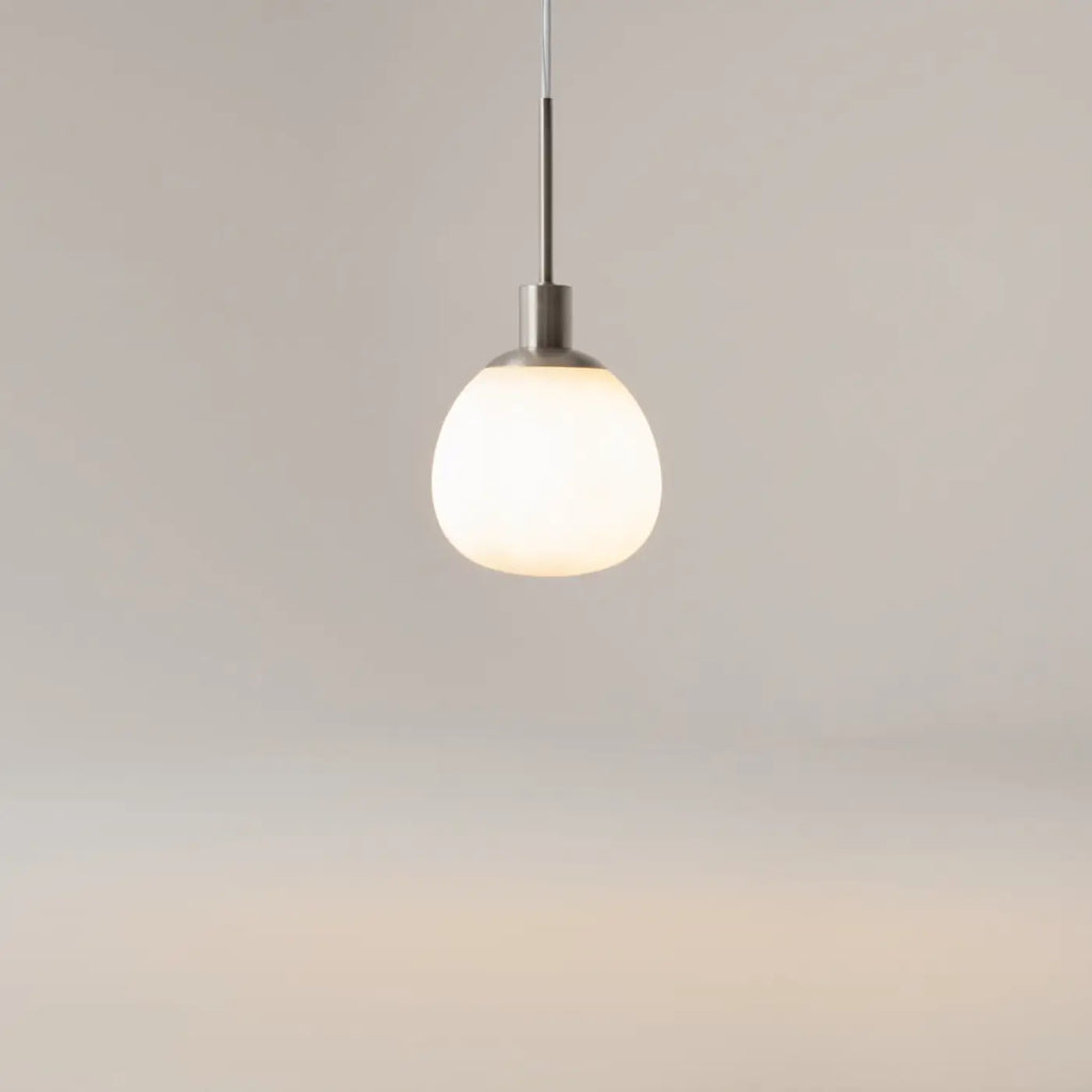 Suspension globe en verre opalin, monture argentée ou cuivre
