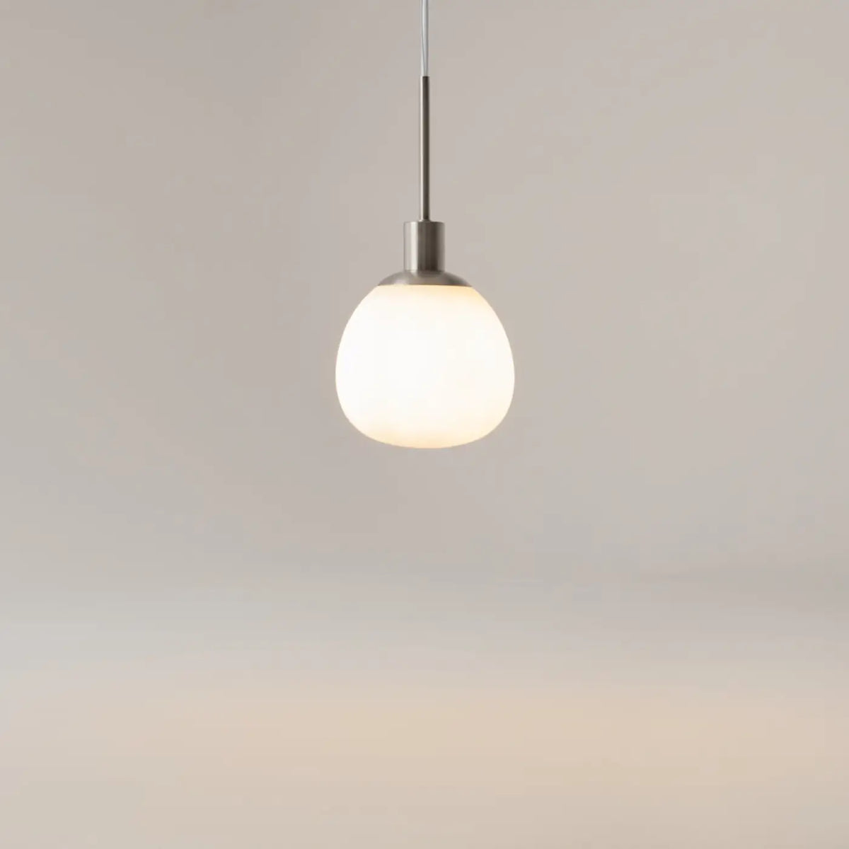 Suspension globe en verre opalin, monture argentée ou cuivre