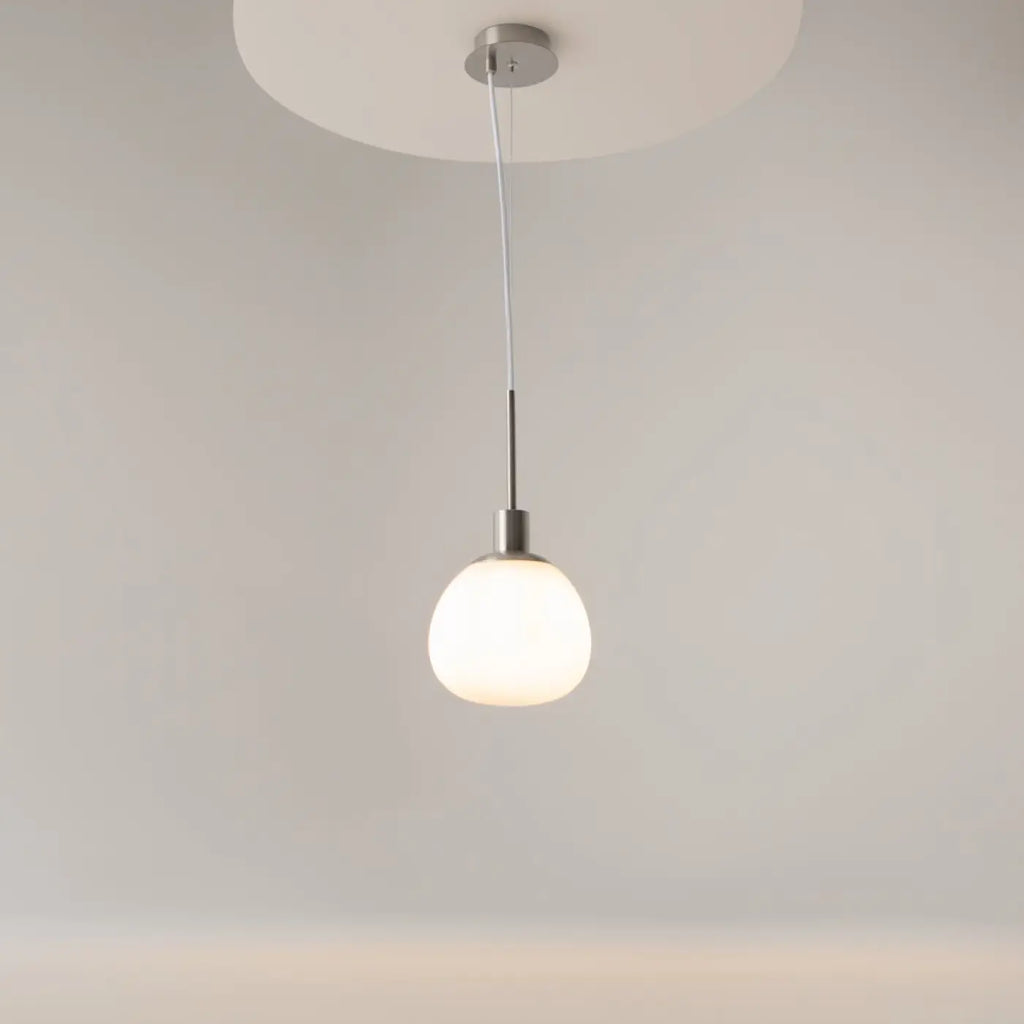 Suspension globe en verre opalin, monture argentée ou cuivre, argenté