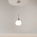 Suspension globe en verre opalin, monture argentée ou cuivre, argenté