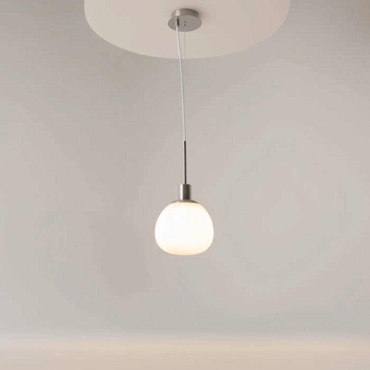 Suspension globe en verre opalin, monture argentée ou cuivre, argenté