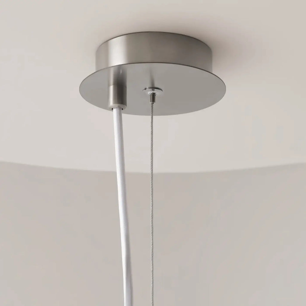 Suspension globe en verre opalin, monture argentée ou cuivre