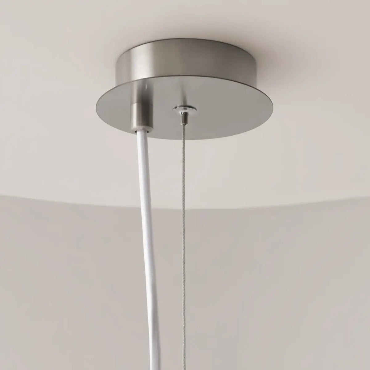Suspension globe en verre opalin, monture argentée ou cuivre