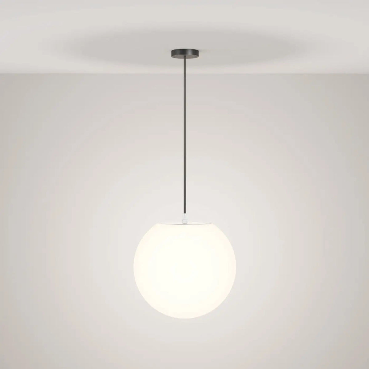 Suspension extérieure globe opalin, IP54, monture noire ou blanche