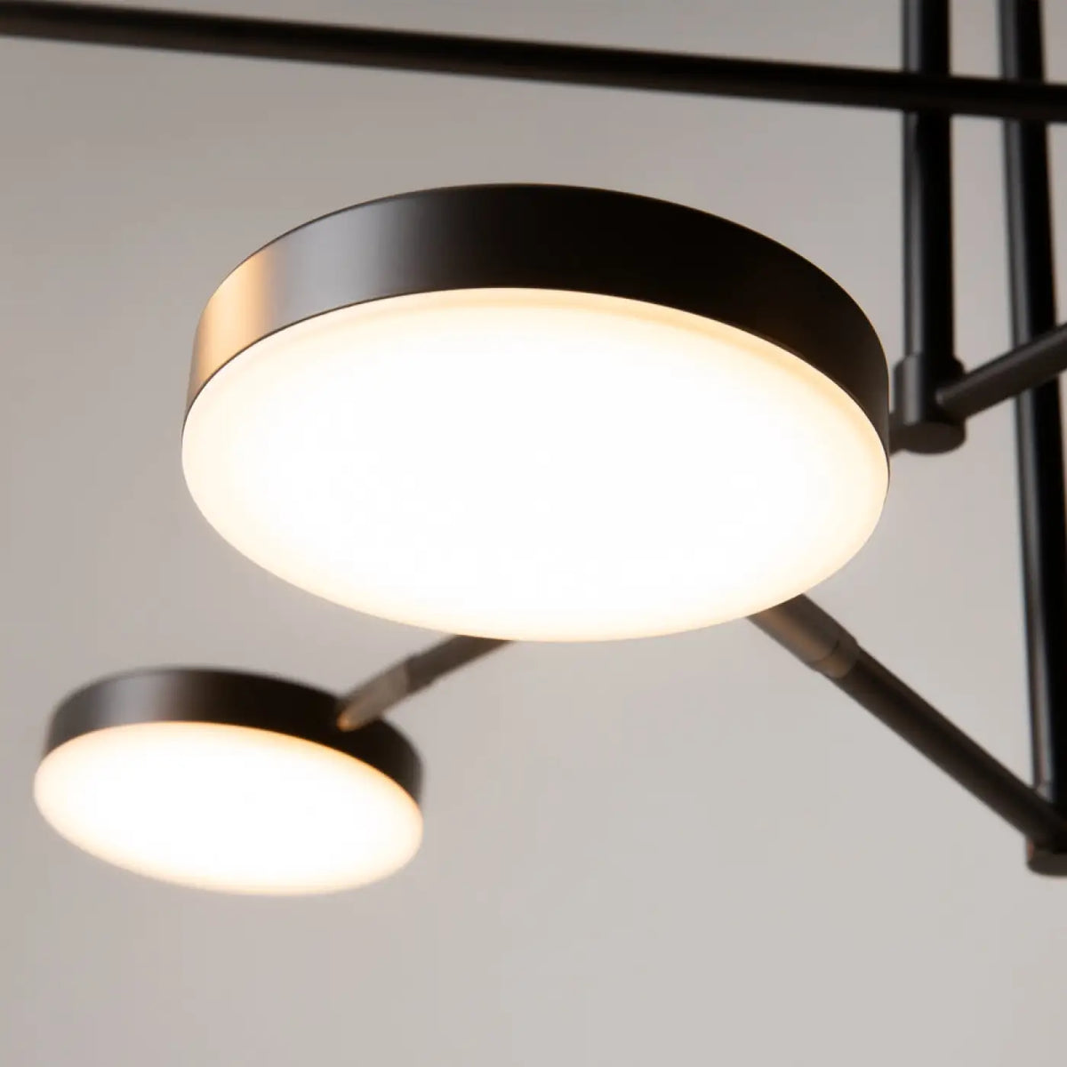 Suspension LED à bras articulés en métal noir, 89 cm d'envergure