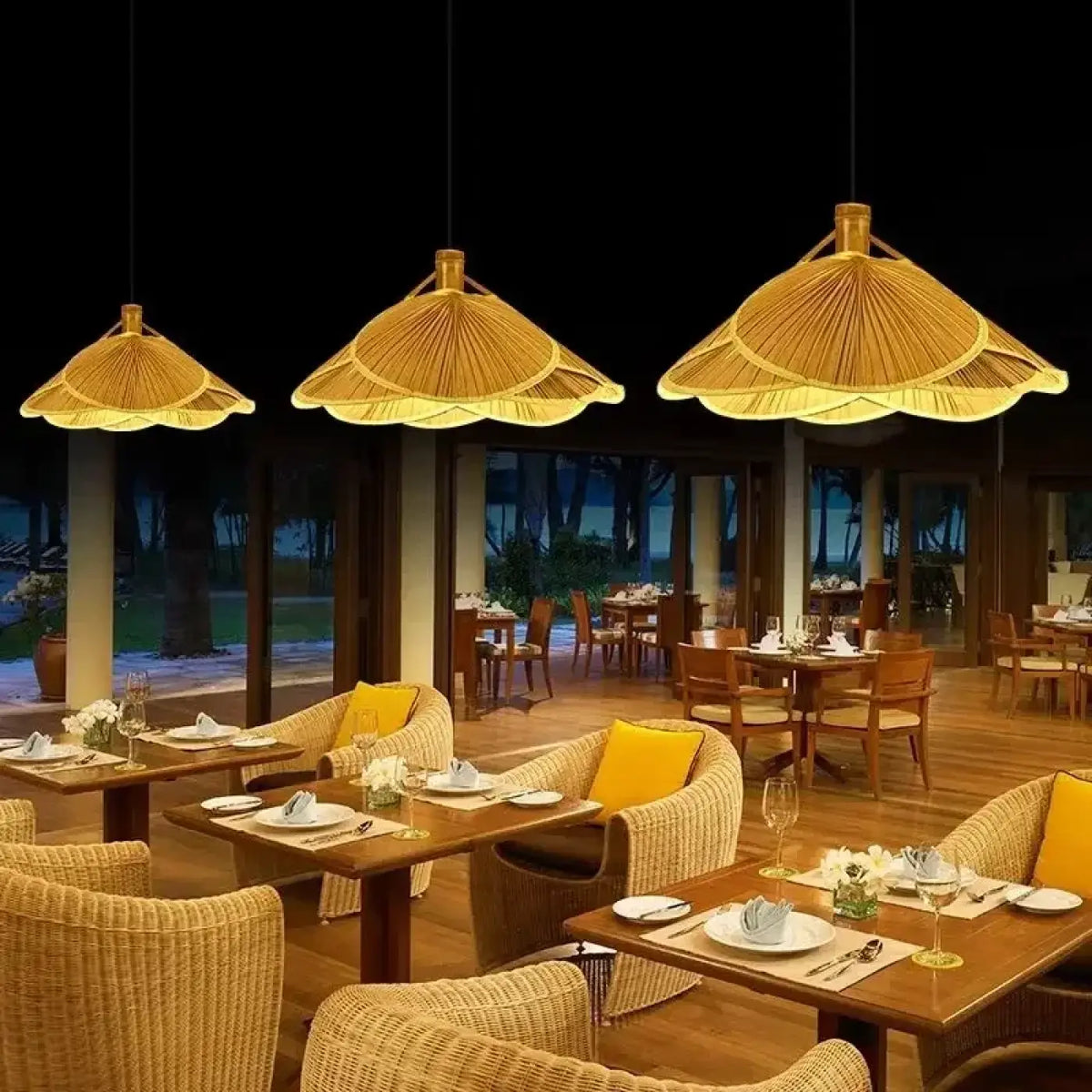 Suspension fleur en bambou tressé, lumière filtrée