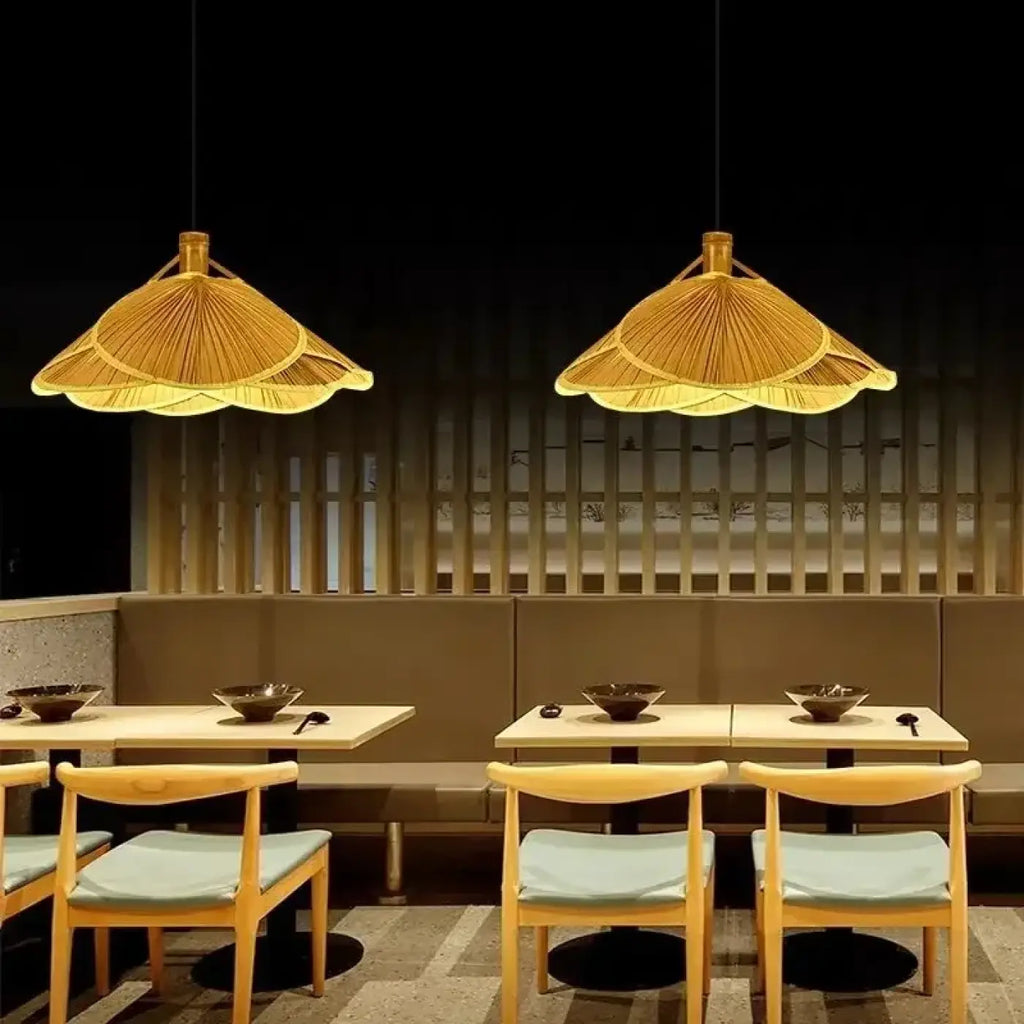 Suspension fleur en bambou tressé, lumière filtrée