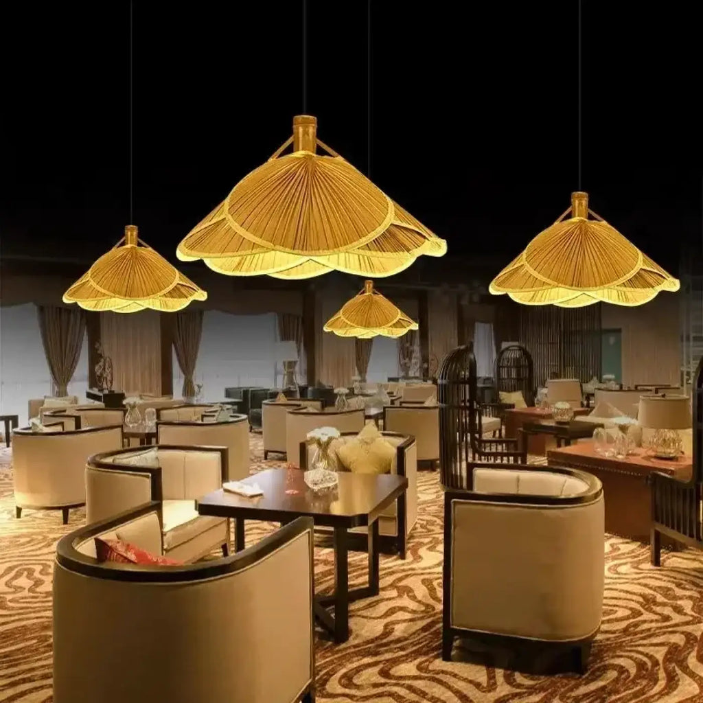Suspension fleur en bambou tressé, lumière filtrée