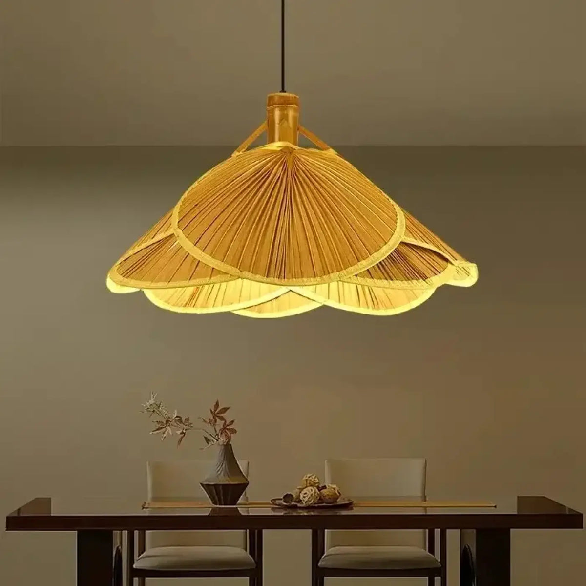Suspension fleur en bambou tressé, lumière filtrée