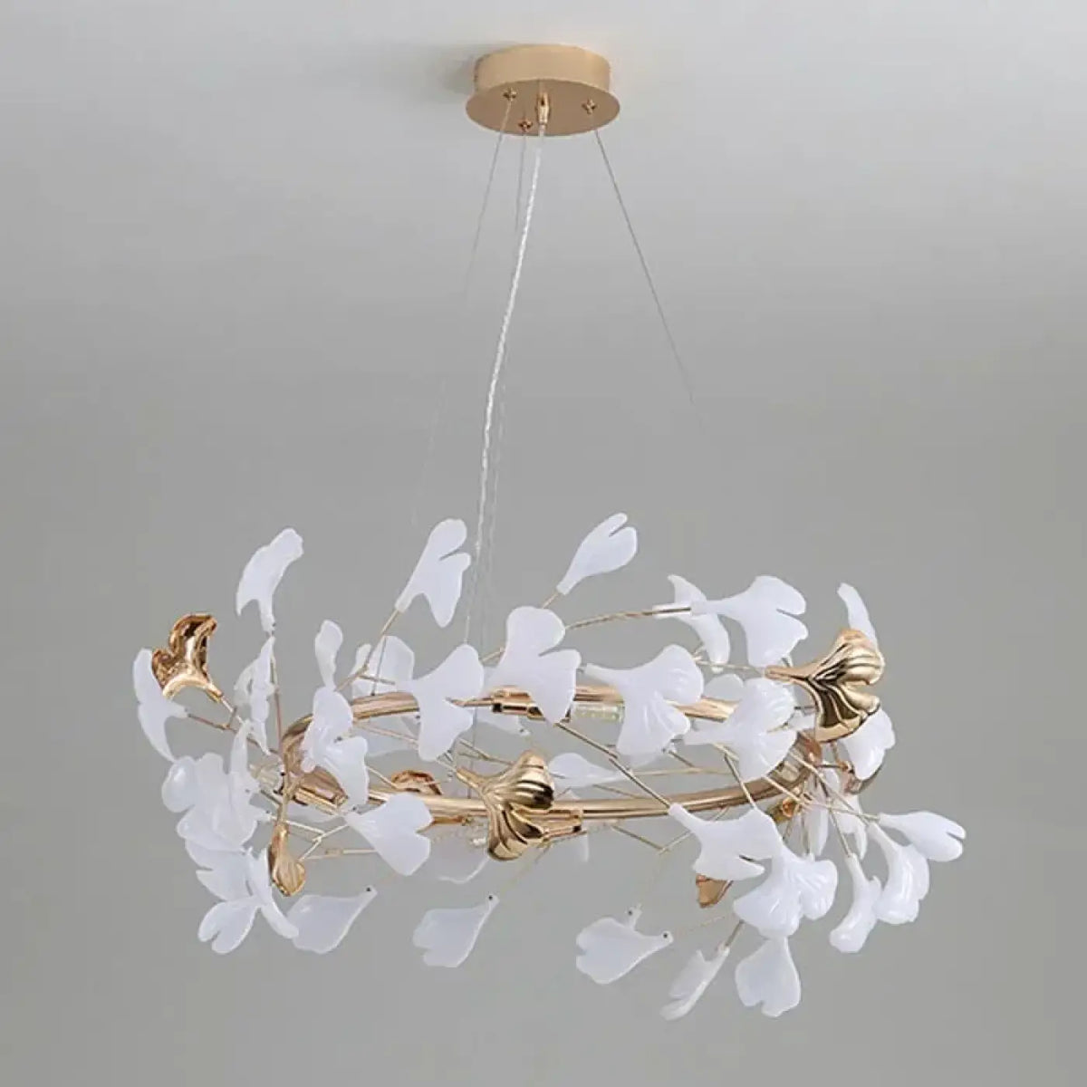 Suspension florale : cercle doré et pétales blancs, six tailles