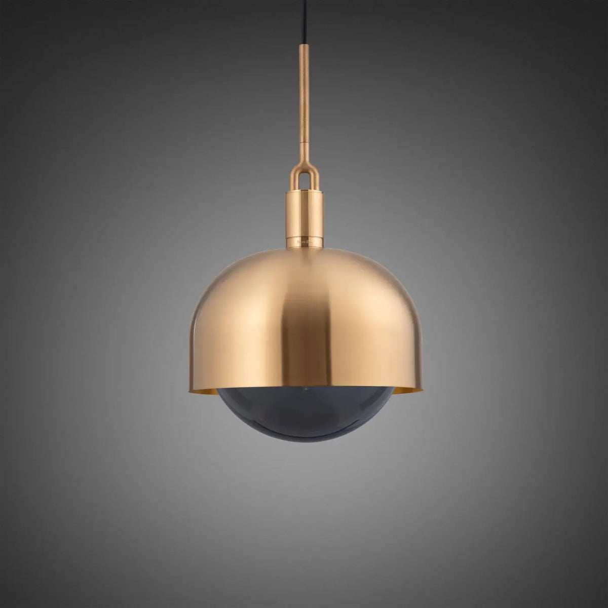 Suspension abat-jour métal, globe de verre fumé ou opale, doré