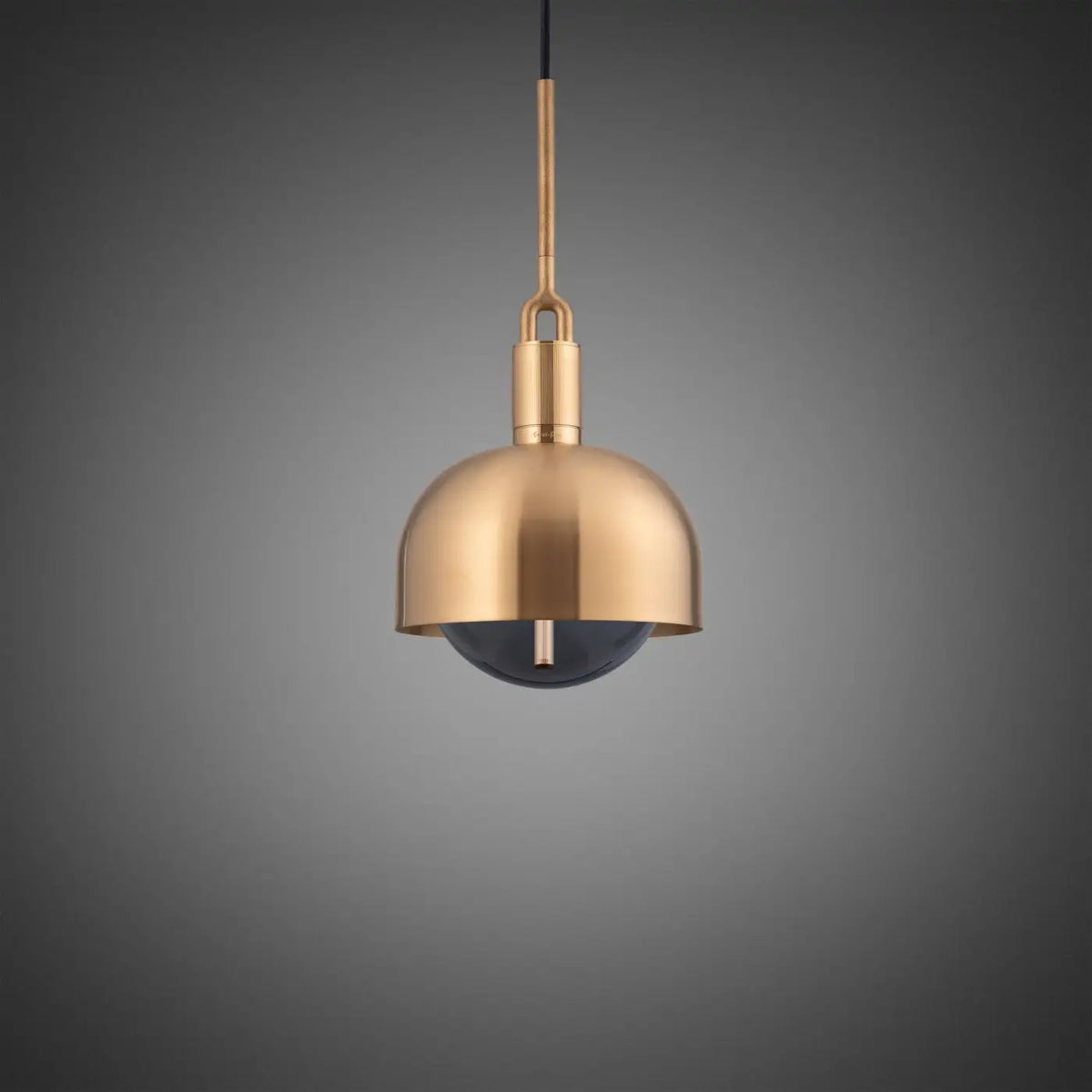 Suspension abat-jour métal, globe de verre fumé ou opale, doré