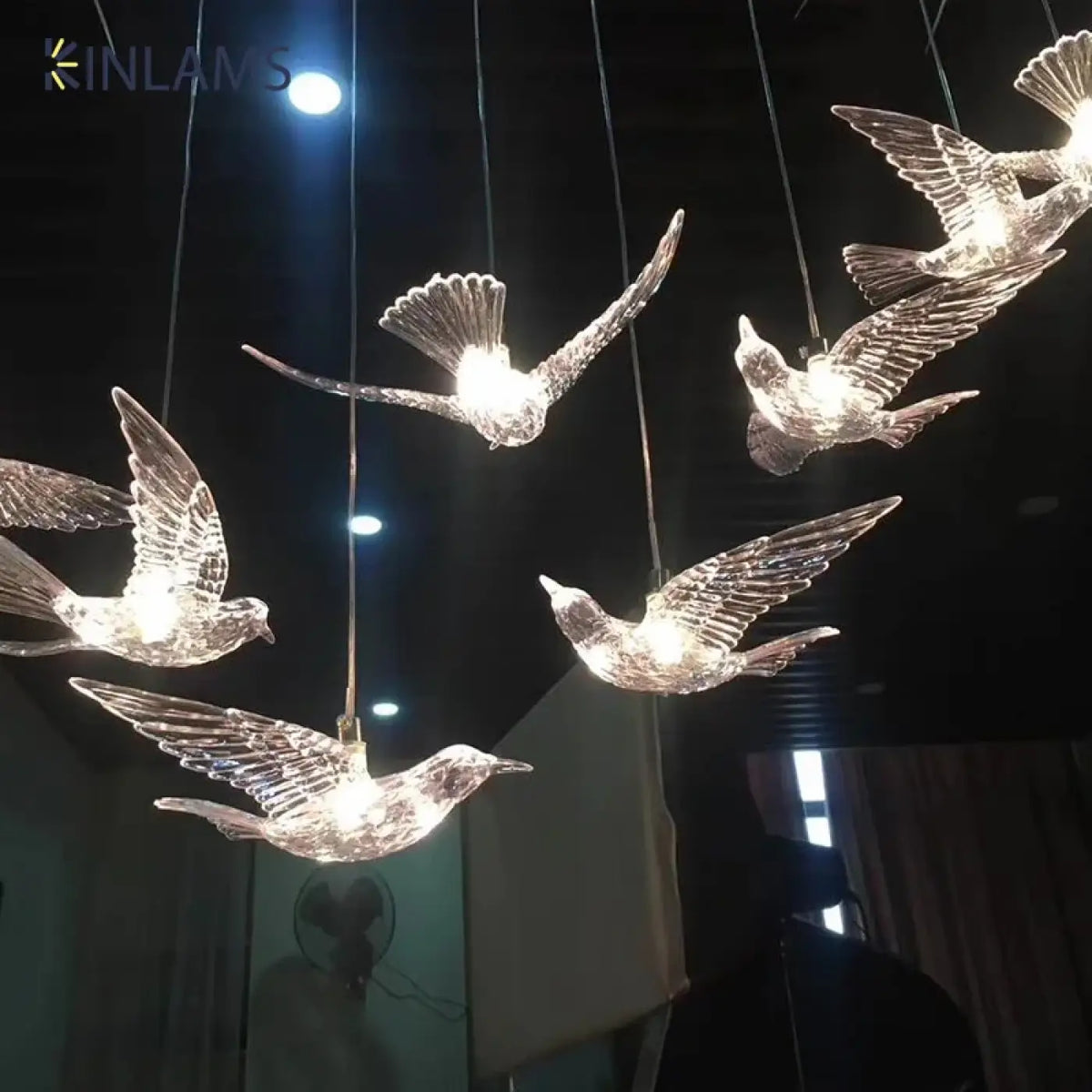 Suspension oiseaux en vol, silhouettes claires et lumineuses