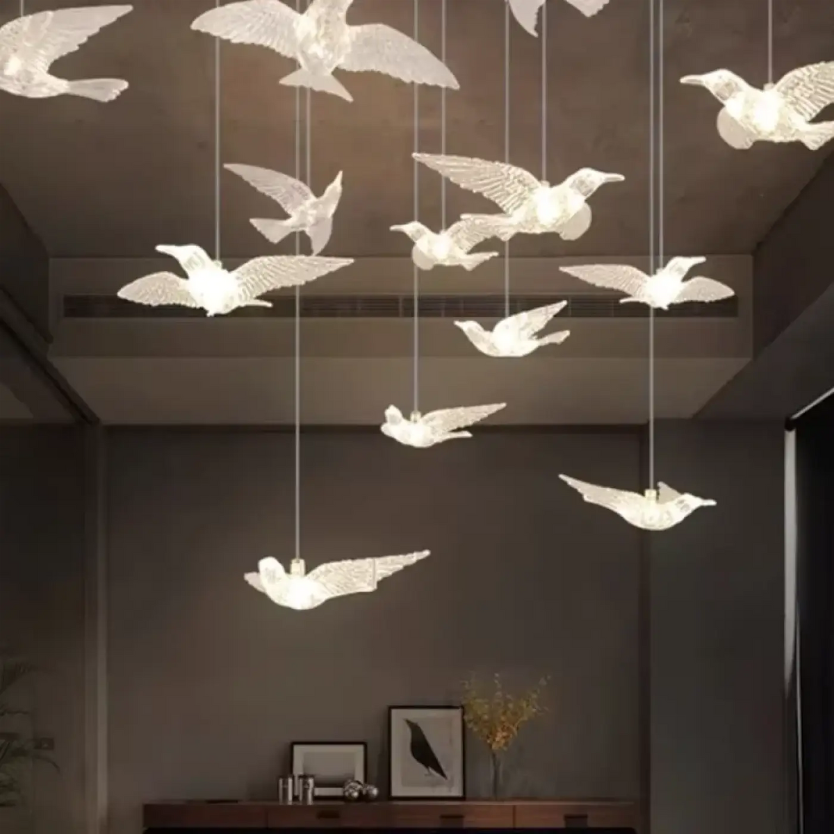 Suspension oiseaux en vol, silhouettes claires et lumineuses