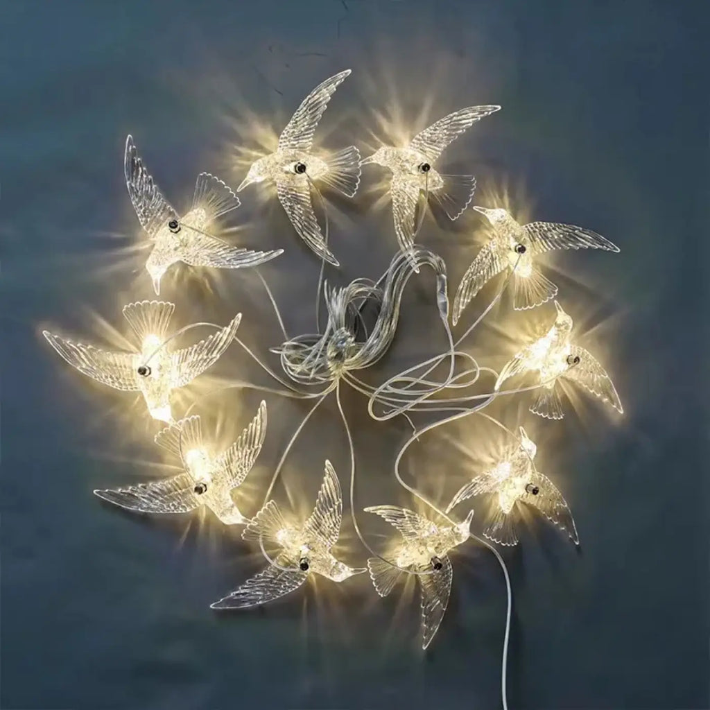 Suspension oiseaux en vol, silhouettes claires et lumineuses