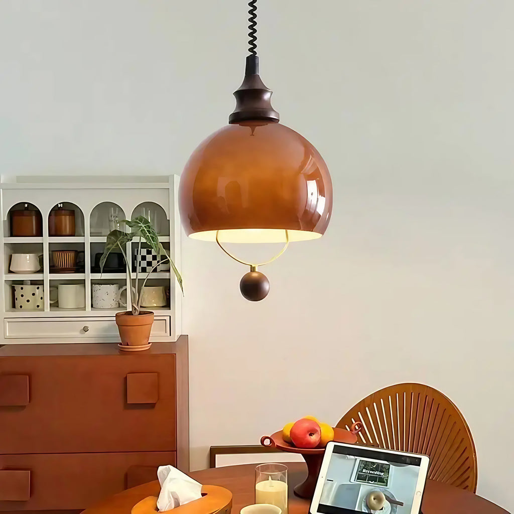 Suspension globe en verre ambré, détail doré et boule décorative