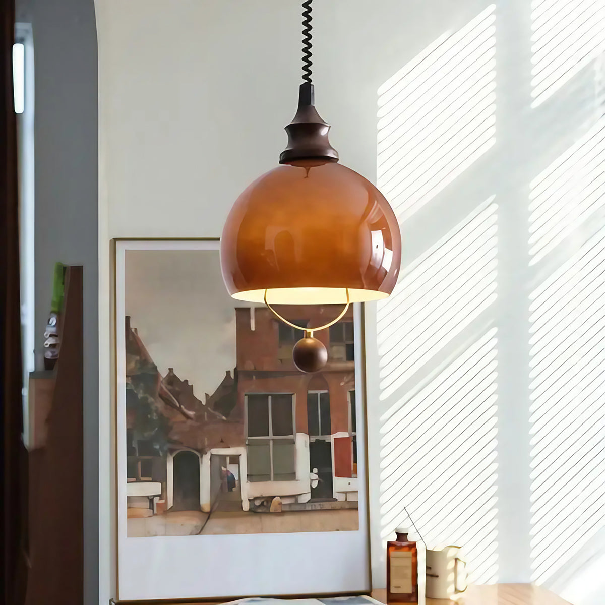 Suspension globe en verre ambré, détail doré et boule décorative