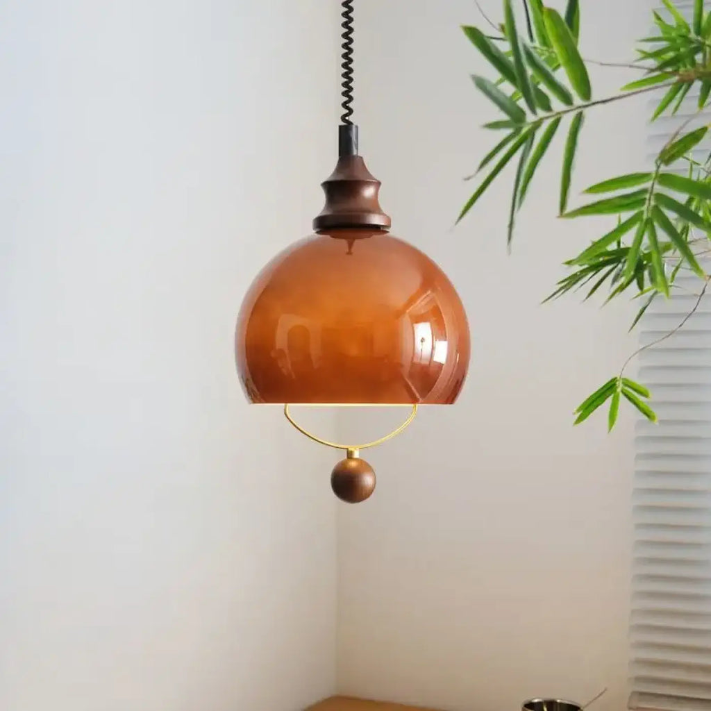 Suspension globe en verre ambré, détail doré et boule décorative