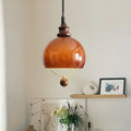 Suspension globe en verre ambré, détail doré et boule décorative