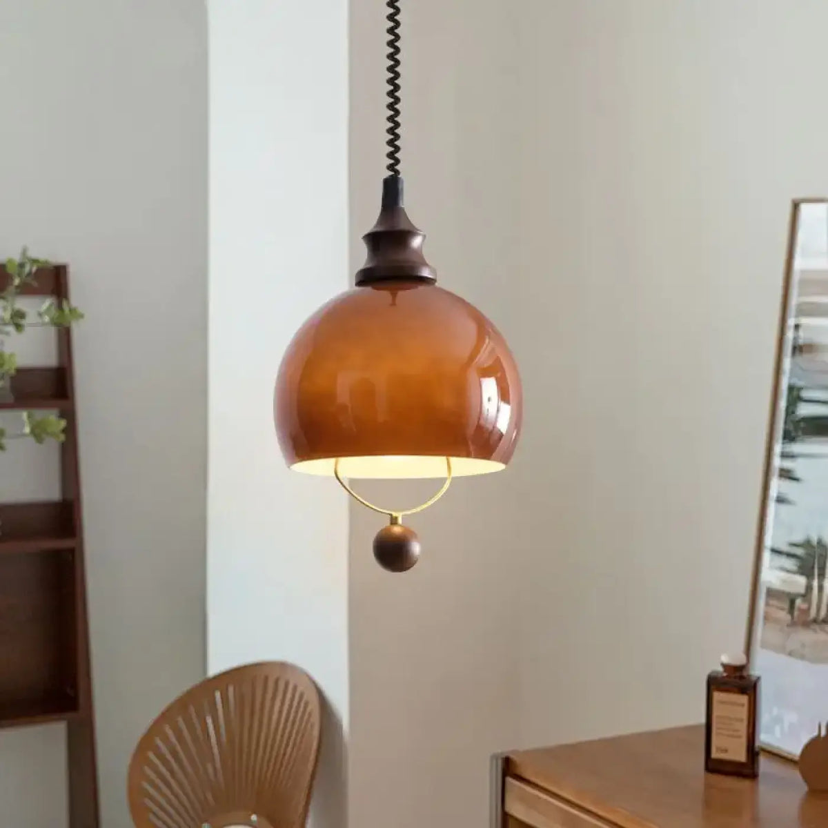 Suspension globe en verre ambré, détail doré et boule décorative