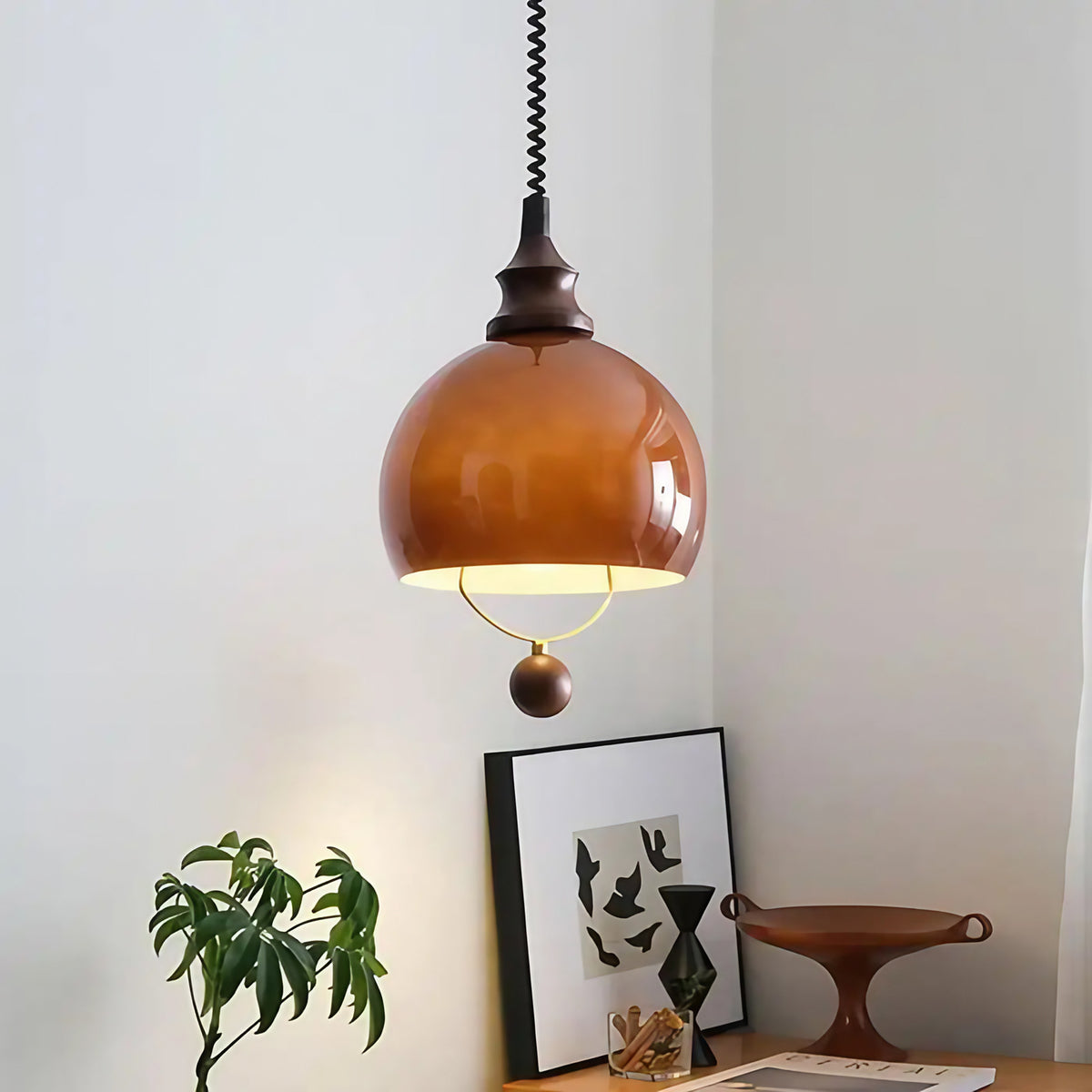 Suspension globe en verre ambré, détail doré et boule décorative