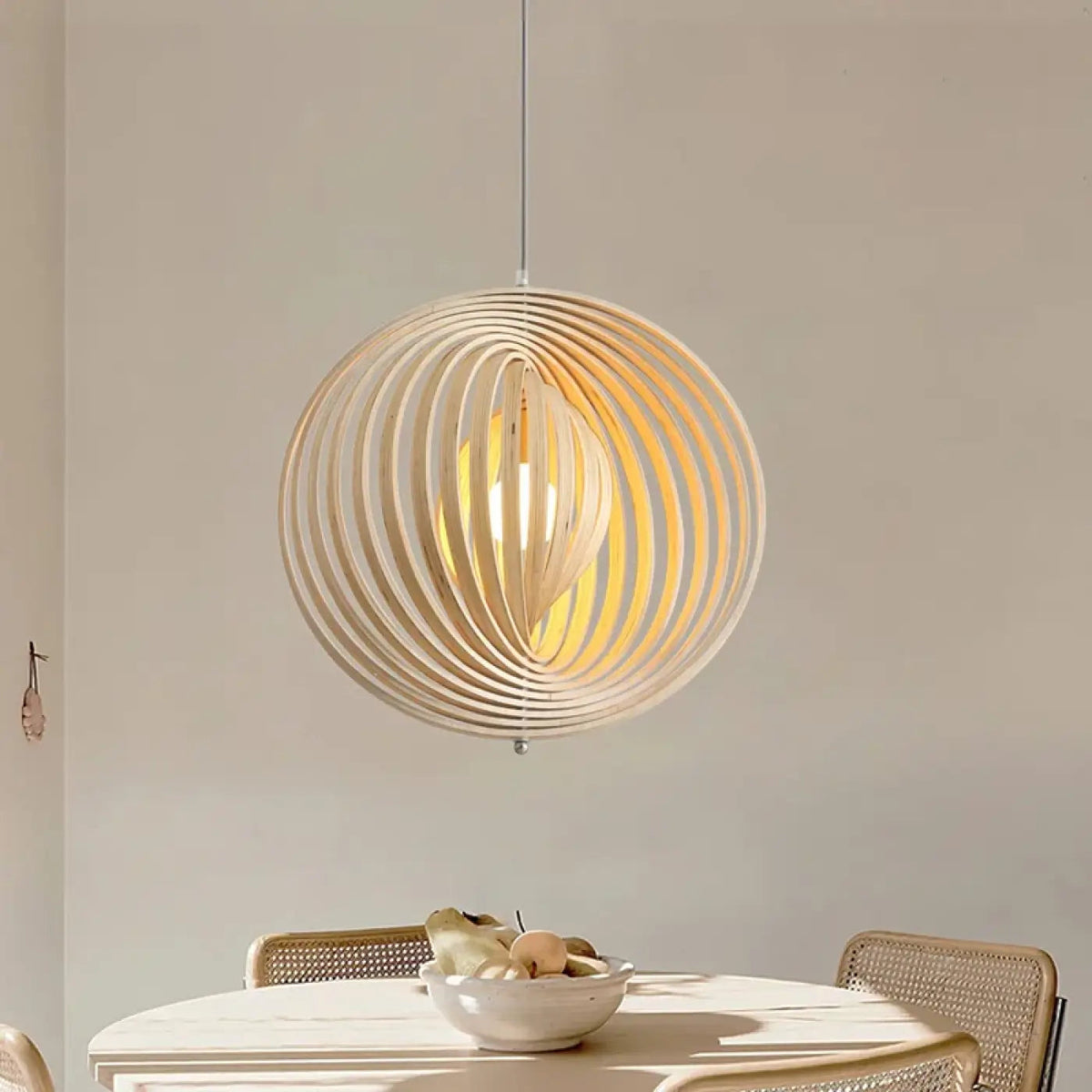 Suspension globe en bois sculpté, tailles S, M et L