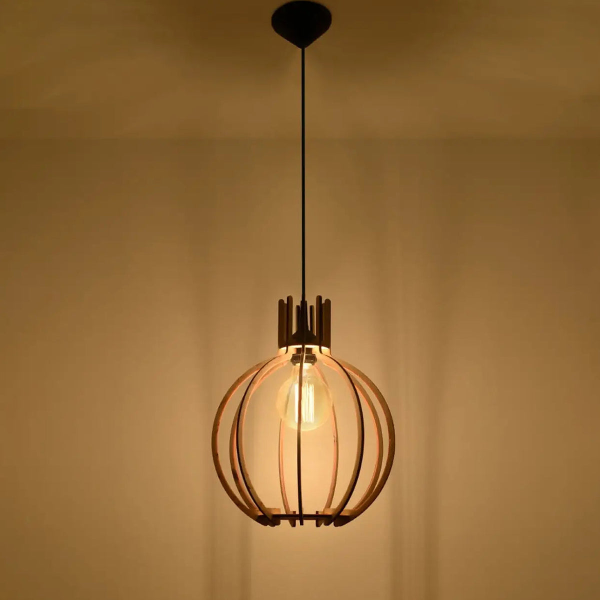 Suspension globe ajouré en fines lamelles de bois naturel