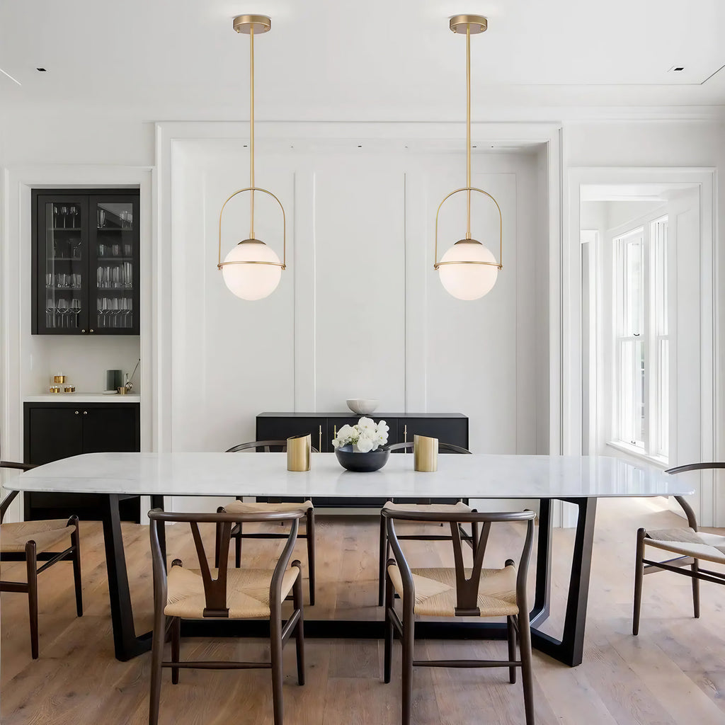 Suspension globe en verre opalin, monture dorée ou noire