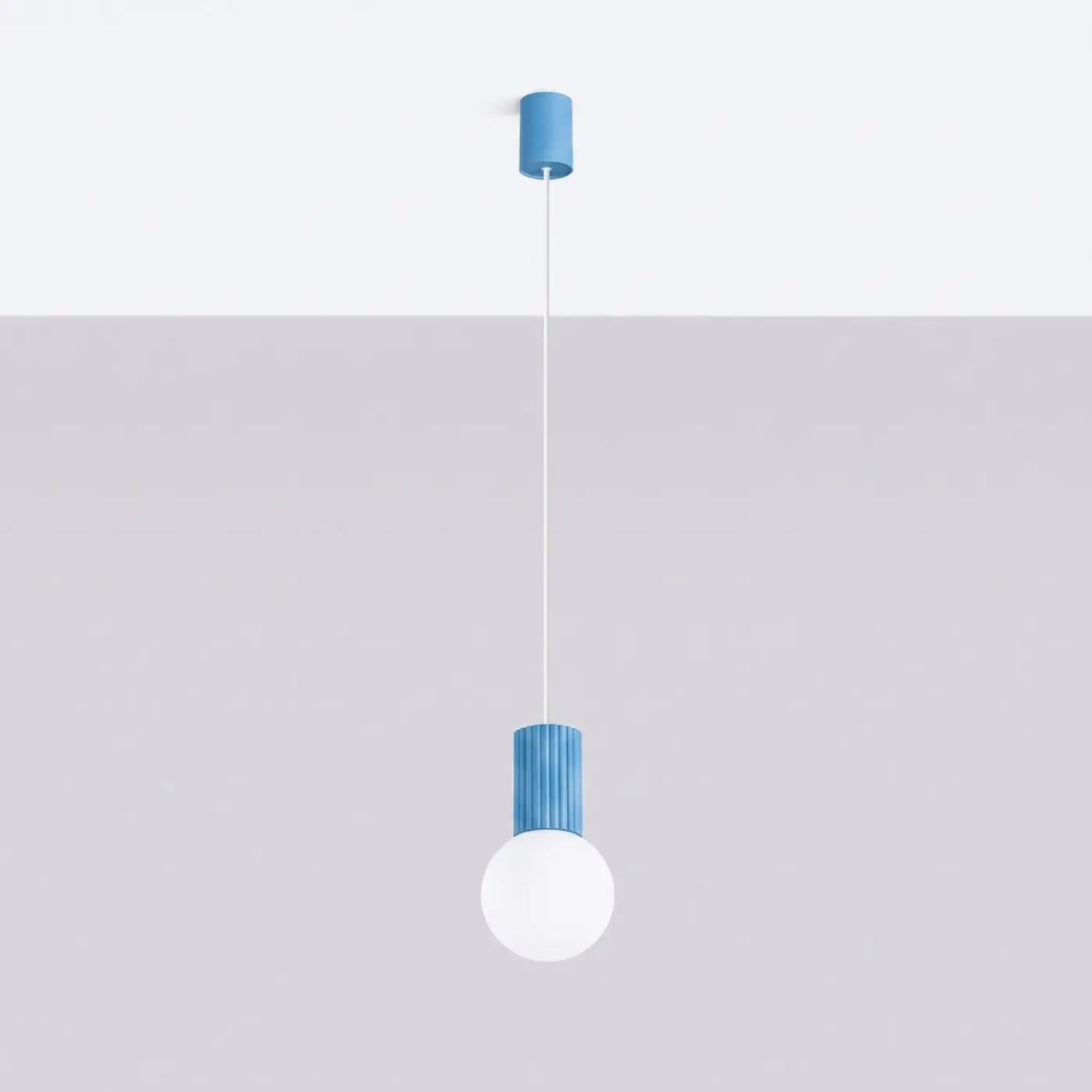 Petite suspension globe en verre opalin, col cannelé, 16 coloris, bleu azur