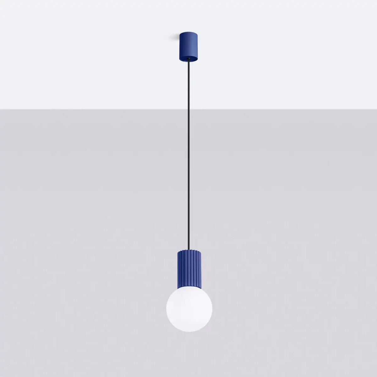 Petite suspension globe en verre opalin, col cannelé, 16 coloris, outremer